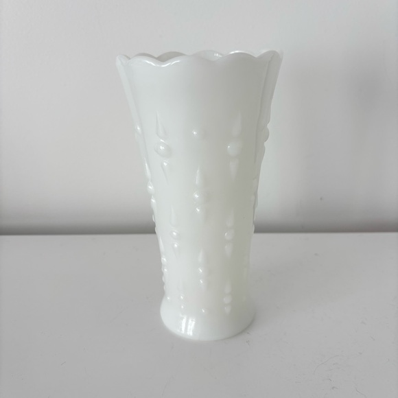 Vintage Anchor Hocking milk glass trumpet shaped vase scalloped edge teardrop - Picture 5 of 10